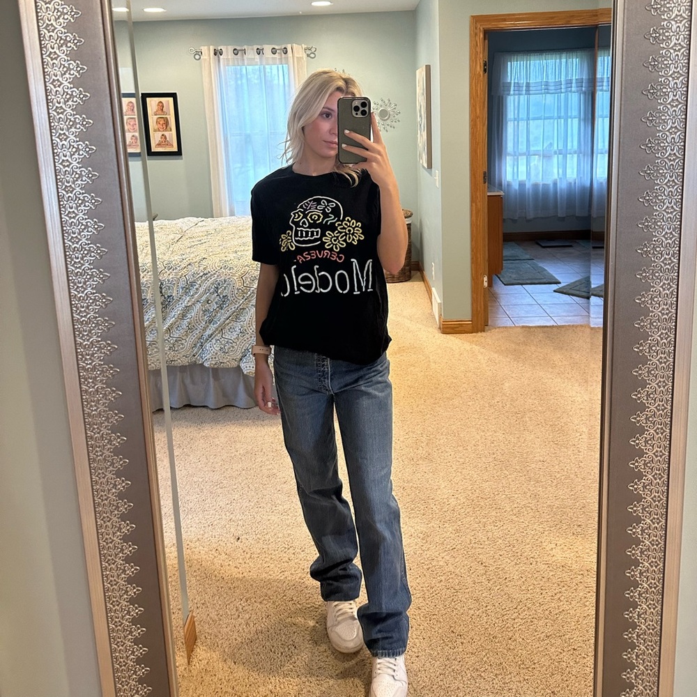 Modelo Oversized Neon Graphic T-Shirt Day of the Dead